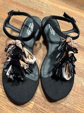 Charles David Black T-Strap Seashell and Rafia Embellished SandalsFun Size 6.5